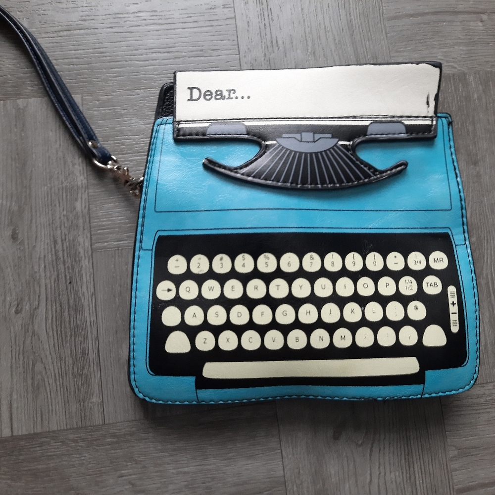 Cute typewriter clutch